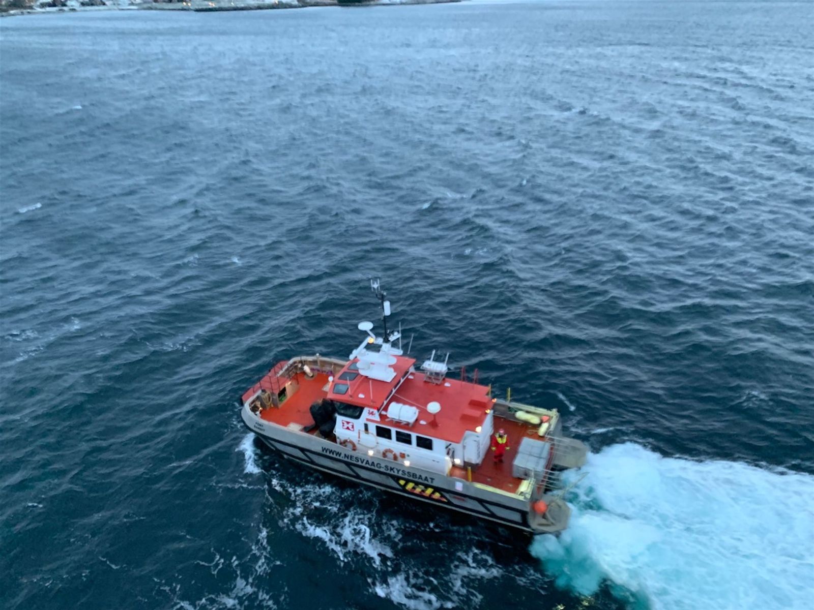 Port Bandit i fart langs kysten, sett ovenfra